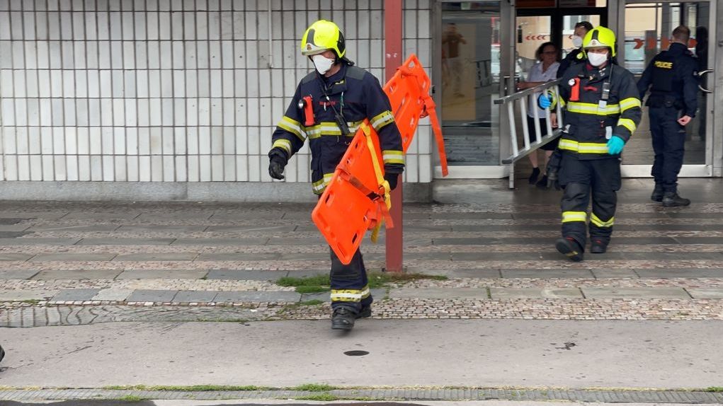 Na Českomoravské spadl člověk do kolejiště metra a zemřel